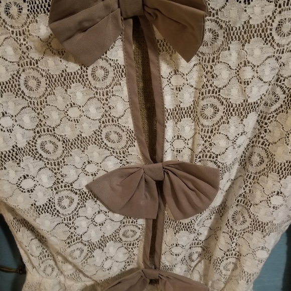 Ryu Chic Top With Bows ๐ - Picture 5 of 5